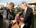Bürgermeister Jens Böhrnsen signiert ein Erinnerungsstück einer Besucherin auf der Ländermeile (03.10.2010)