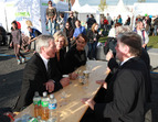 Bürgermeister Jens Böhrnsen, seine Lebensgefährtin Birgit Rüst und Ministerpräsident Kurt Beck legen bei ihrer Besichtigung der Ländermeile eine kurze Pause ein (03.10.2010)