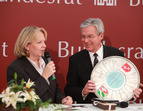 Ministerpräsidentin Hannelore Kraft  schenkt Bürgermeister Jens Böhrnsen eine Original-Filmrolle mit Filmen von Sönke Wortmann (03.10.2010)