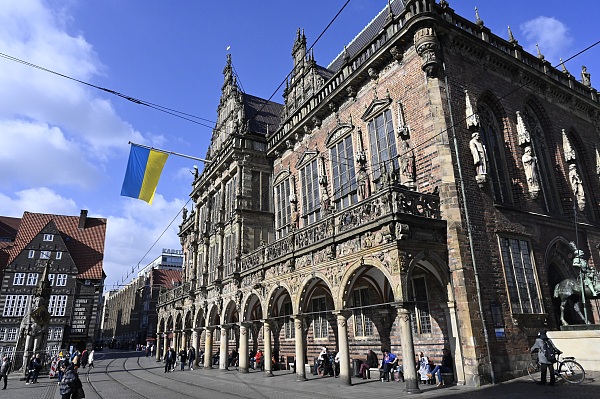 Am Rathaus hängt die Flagge der Ukraine