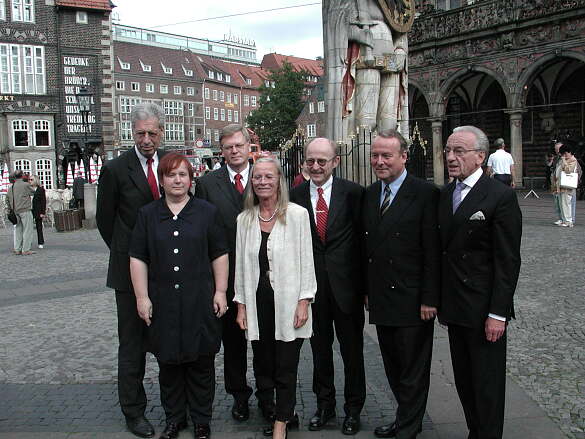 Senatoren von links: Bürgermeister Dr. Henning Scherf a.D., Senatorin Hilde Adolf a.D., Senator Dr. Kuno Böse a.D., Senatorin Christine Wischer a.D., Senator Willi Lemke a.D., Senator Hartmut Perschau a.D., Senator Josef Hattig a.D.; © Senatspressestelle