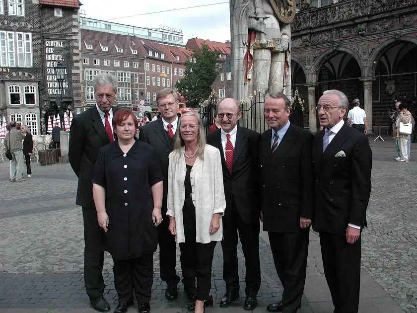Senatoren von links: Bürgermeister Dr. Henning Scherf a.D., Senatorin Hilde Adolf a.D., Senator Dr. Kuno Böse a.D., Senatorin Christine Wischer a.D., Senator Willi Lemke a.D., Senator Hartmut Perschau a.D., Senator Josef Hattig a.D.