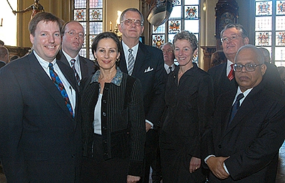 Der Doyen des Konsularkorps Bremen, Honorarkonsul Prof. Dr. h.c. Bernd-Artin Wessels (Bildmitte) in Begleitung von (v. li.) Duane C. Butcher (Generalkonsul USA in Hamburg) Jens Bruns (Honorarkonsul der Republik Angola), Dominique Wehrmann (Honorarkonsulin, Frankreich), Cheryl Ann Weise (Leiterin U.S. Consular Agency Bremen), Adolf Klement (Generalkonsul der Republik Österreich) und Deepak Ray (Generalkonsul der Republik Indien in Hamburg).