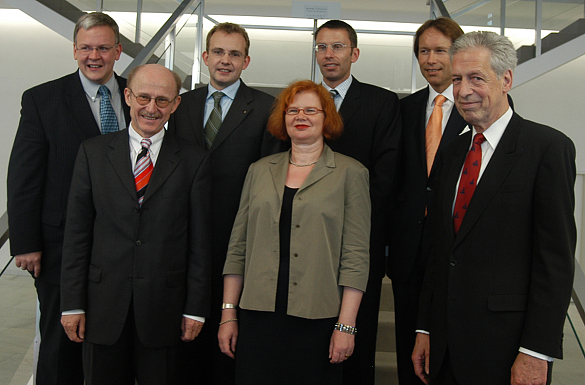 Senatoren von links: Senator Jens Eckhoff a.D., Senator Willi Lemke a.D., Senator Thomas Röwekamp a.D., Senatorin Karin Röpke a.D., Senator Jörg Kastendiek a.D., Senator Dr. Ulrich Nußbaum a.D., Bürgermeister Dr. Henning Scherf