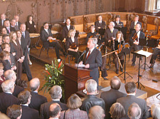 Bürgermeister und Hausherr Jens Böhrnsen während seiner Begrüßungsansprache in der gut besuchten Oberen Halle des Bremer Rathauses