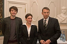 Kultursenator Jörg Kastendiek (re.) gratulierte den beiden Preisträger Felicitas Hoppe und Saša Stanišic im Namen des Senats der Freien Hansestadt Bremen und bedankte sich bei der Jury. 