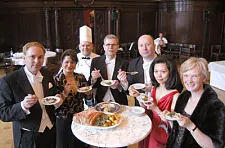 Vor Beginn der Schaffermahlzeit muss gekostet werden: Es schmecht (von links) Nils Stolberg (2. Schaffer), Ladan Stolberg, Chefkoch Stefan Madaus, Harald Emigolz,(3. Schaffer), Christoph Weiss, (1. Schaffer), Monika Weiss und Marietta Emigholz