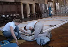 Aufwändige Vorarbeiten: Leinwand kommt auf einen neuen Rahmen