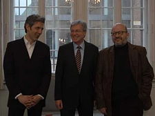 Fototermin mit Bürgermeister Jens Böhrnsen: li. Matthias Gatza, Träger des Förderpreises 2009 und re. Martin Kluger, Träger des 55. Bremer Literaturpreises 