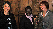 Immaculée Birhaheka (Mitte), die heute den Bremer Solidaritätspreis aus den Händen von Bürgermeisterin Karoline Linnert (rechts) erhält. Links im Bild Laudatorin Dr. Monika Hauser