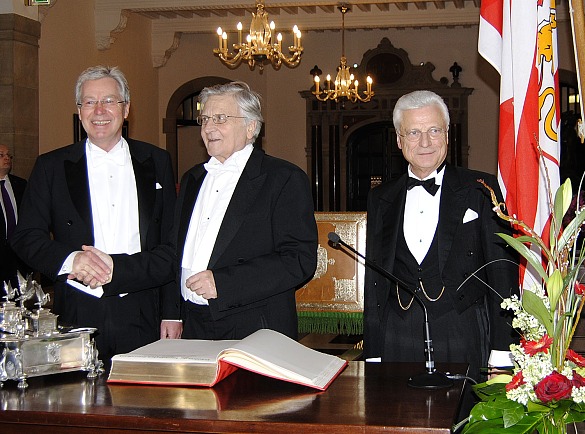 (v.l.n.r.) Bürgermeister Jens Böhrnsen mit dem Ehrengast Jean-Claude Trichet, Präsident der Europäischen Zentralbank und Andreas Bunnemann, verwaltender Vorstehers von Haus Seefahrt beim Eintrag ins Goldene Buch
