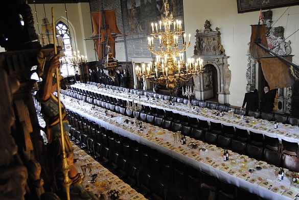 Die festlich eingedeckte Tafel zur Schaffermahlzeit