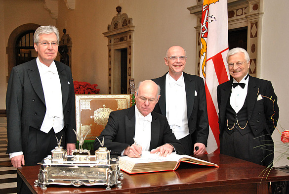 Der Eintrag ins Goldene Buch: Bürgermeister Böhrnsen, Bundestagspräsident Lammert, Bürgerschaftspräsident Christian Weber und der Vorsteher von Haus Seefahrt, Andreas Bunnemann (v.li.)