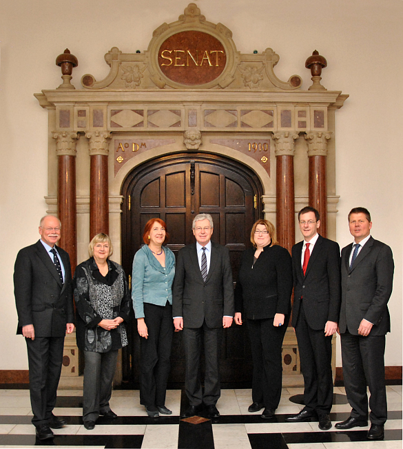 Von Links: Senator Ulrich Mäurer, Senatorin Renate Jürgens-Piper a.D., Bürgermeisterin Karoline Linnert a.D., Bürgermeister Jens Böhrensen a.D.; Senatorin Anja Stahmann, Senator Martin Günther a.D., Senator Dr. Joachim Lohse a.D.