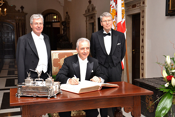 Ministerpräsident Stanislaw Tillich trägt sich anlässlich der 469. Schaffermahlzeit in das Goldene Buch der Freien Hansestadt Bremen ein