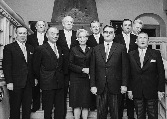 Senatoren von links: Senator Karl Weßling a.D., Senator Karl Heinz Löbert a.D., Senator Dr. Ulrich Graf a.D., Senator Karl Eggers a.D., Bürgermeisterin Annemarie Mevissen a.D, Senator Rolf Speckmann a.D., Bürgermeister Hans Koschnick a.D., Senator Wilhelm Blase a.D., Senator Moritz Thaper a.D., Senator Dr. Georg Brotscheller a.D. 