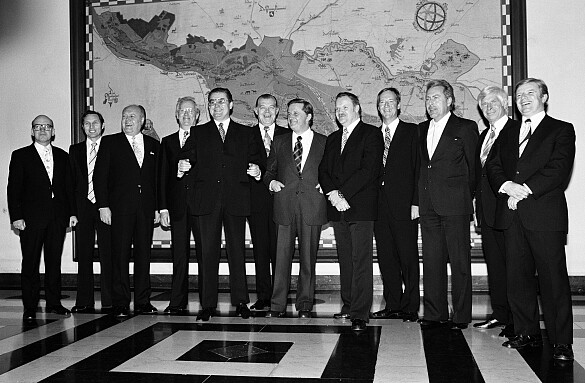 Senatoren von links: Senator Horst-Werner Franke a.D., Senator Herbert Brückner a.D, Senator Oswald Brinkmann a.D., Senator Karl Heinz Jantzen a.D., Bürgermeister Hans Koschnick a.D., Senator Helmut Fröhlich a.D., Senator Dr. Walter Franke a.D., Senator Karl Willms a.D., Senator Dieter Tiedemann a.D., Senator Hans-Stefan Seifritz a.D., Senator Moritz Thape a.D., Senator Wolfgang Kahrs a.D.; © Klaus Hönke, LIS