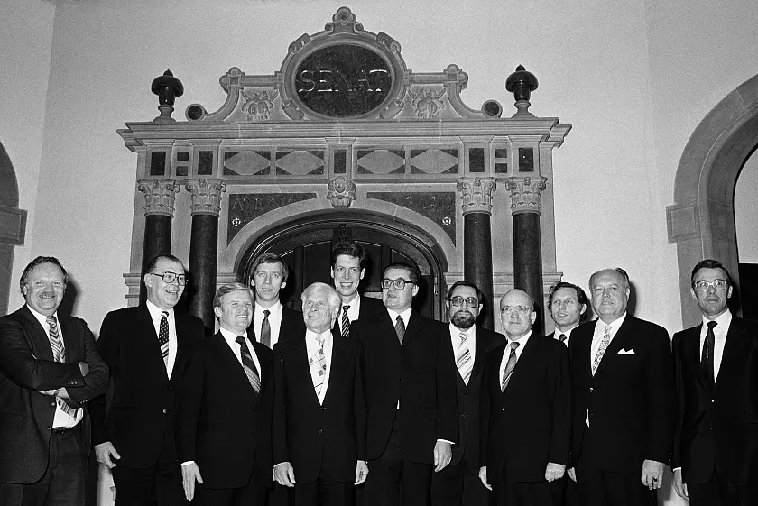 Senatoren von links: Senator Karl Willms a.D., Senator Helmut Fröhlich a.D., Senator Wolfgang Kahrs a.D., Senator Bernd Meyer a.D., Bürgermeister Moritz Thape a.D., Senator Dr. Henning Scherf a.D., Bürgermeister Hans Koschnick a.D., Senator Horst von Hassel a.D., Senator Horst-Werner Franke a.D., Senator Herbert Brückner a.D., Senator Oswald Brinkmann a.D., Senator Dr. Günther Czichon a.D.