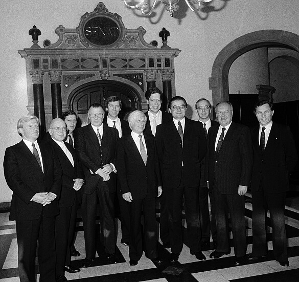 Senatoren von links: Senator Wolfgang Kahrs a.D., Senator Horst-Werner Franke a.D., Senator Claus Grobecker a.D., Senator Werner Lenz a.D., Senator Bernd Meyer a.D., Bürgermeister Moritz Thape a.D., Senator Dr. Henning Scherf a.D., Bürgermesiter Hans Koschnick a.D., Senator Oswald Brinkmann a.D., Senator Herbert Brückner a.D.; © Herbert Abel, LIS