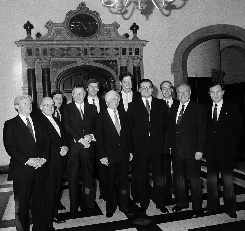 Senatoren von links: Senator Wolfgang Kahrs a.D., Senator Horst-Werner Franke a.D., Senator Claus Grobecker a.D., Senator Werner Lenz a.D., Senator Bernd Meyer a.D., Bürgermeister Moritz Thape a.D., Senator Dr. Henning Scherf a.D., Bürgermesiter Hans Koschnick a.D., Senator Oswald Brinkmann a.D., Senator Herbert Brückner a.D.