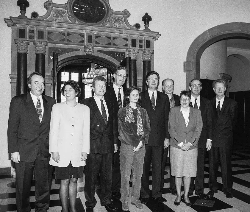Senatoren von links: Senator Uwe Beckmeyer a.D., Senatorin Eva-Maria Lemke-Schule a.D., Bürgermeister Claus Jäger a.D., Senator Dr. Henning Scherf a.D., Senatorin Dr. Helga Trüpel a.D., Bürgermeister Klaus Wedemeyer a.D., Senator Ralf Fücks a.D., Senatorin Sabine Uhl a.D., Senator Volker Kröning a.D., Senator Friedrich von Nispen a.D.