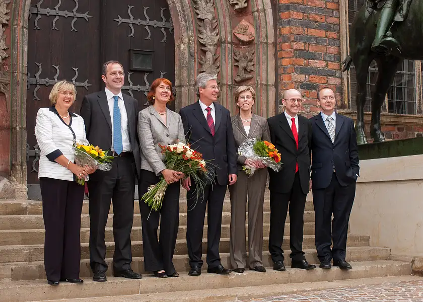 Senatoren von links: Senatorin Renate Jürgens-Pieper a.D., Senator Dr. Reinhard Loske a.D., Bürgermeisterin Karoline Linnert a.D., Bürgermeister Jens Böhrnsen a.D:, Senatorin Ingelore Rosenkötter a.D., Senator Willi Lemke a.D., Senator Ralf Nagel a.D.