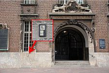Abbildung der Klingel die sich links neben dem Haupteingang des Rathauses befindet.