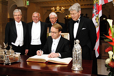 Bundesbankpräsident Jens Weidmann trägt sich als Ehrengast der 470. Schaffermahlzeit in das Goldene Buch der Freien Hansestadt Bremen ein; mit im Bild Bürgermeister Jens Böhrnsen, Alfred Gusenbauer, Bundeskanzler a.D. Österreichs und Verwaltender Vorsteher Dr. Jens Meier-Hedde (v.l.) 