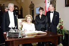 Eintrag in das Goldene Buch: Bundesministerin Ursula von der Leyen, Ministerpräsidentin Annegret Kramp-Karrenbauer, Bürgermeister Jens Böhrnsen und Friedrich Lürssen, Vorsteher Haus Seefahrt 