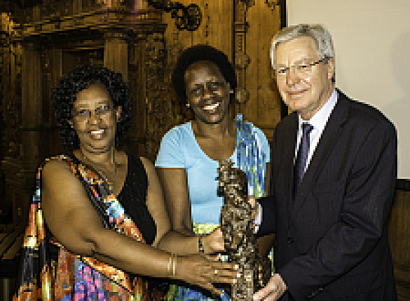 Bremens Bürgermeister Jens Böhrnsen übergibt Esther Mujawayo-Keiner und Josephine Murebwayir (li.) den 14. Bremer Solidaritätspreis