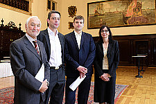 (von rechts) Staatsrätin Carmen Emigholz, die Preisträger Henning Ahrens und Matthias Nawrat sowie der Vorsitzende der Rudolf-Alexander-Schröder-Stiftung, Staatssekretär a.D. Michael Sieber. 
