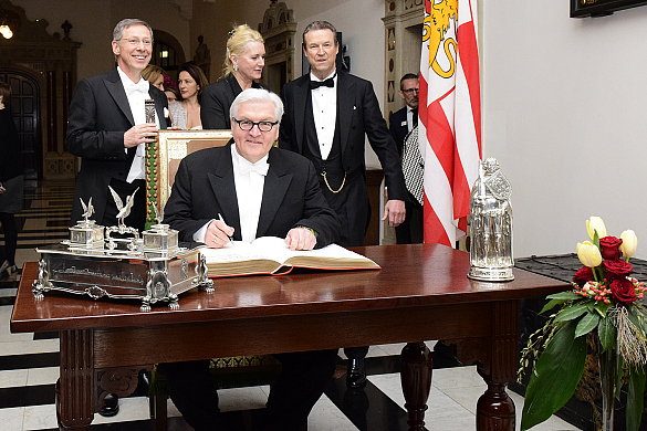 Eintrag in das Goldene Buch: Bundesaußenminister Dr. Frank-Walter Steinmeier, Bürgermeister Dr. Carsten Sieling, Professorin Dr. Pascale Ehrenfreund und Friedrich Lürssen, Vorsteher Haus Seefahrt