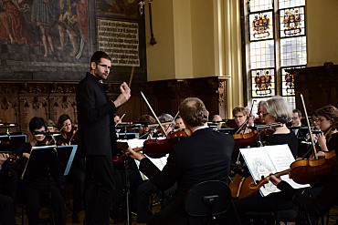 Die Bremer Philharmoniker unter der Leitung Francesco Cilluffo