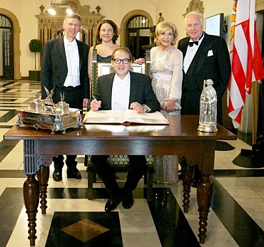 Eintrag in das Goldene Buch: Bundesminister Alexander Dobrindt, Bürgermeister Dr. Carsten Sieling, Alexia Sieling, Dorthe Dettmer und Heiner Dettmer, Vorsteher Haus Seefahrt