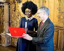 Große Freude über den 15. Bremer Solidaritätspreis: Stella Agara und Bürgermeister Carsten Sieling.