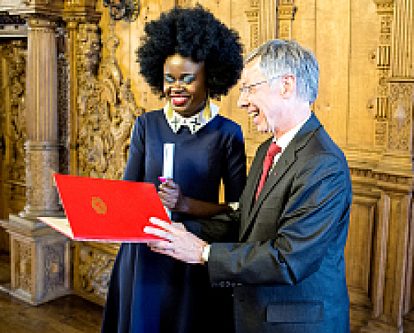 Große Freude über den 15. Bremer Solidaritätspreis: Stella Agara und Bürgermeister Carsten Sieling.