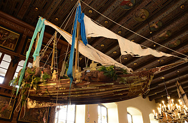 Installation Cui Bono des Künstlers Hew Locke
