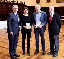 Bürgermeister Carsten Sieling, Laura Freudenthaler, Thomas Lehr und Staatssekretär a.D. Michael Sieber (v.l.).