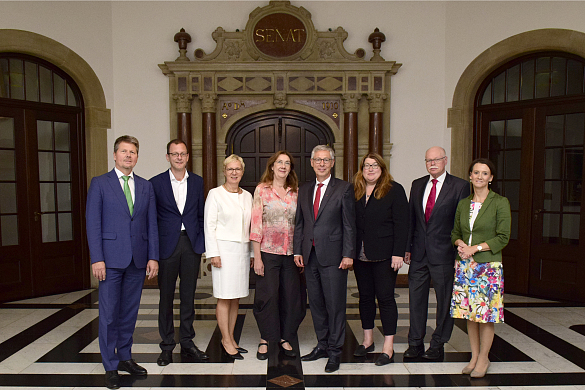 Senatoren vonn links: Senator Dr. Joachim Lohse a.D., Senator Martin Günthner a.D., Senatorin Prof. Dr. Eva Quante-Brandt a.D., Bürgermeisterin Karoline Linnert a.D., Bürgermeister Carsten Sieling a.D., Senatorin Anja Stahmann, Senator Ulrich Mäurer, Senatorin Dr. Claudia Bogedan; © Senatspressestelle