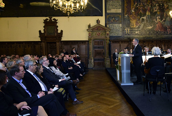 Bürgermeister Carsten Sieling begrüßt die rund 450 Gäste aus allen gesellschaftlichen Bereichen des Landes in der Oberen Rathaushalle zum Neujahrsempfang des Senats