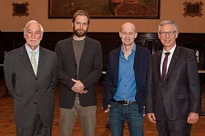 Bürgermeister & Kultursenator Dr. Carsten Sieling mit den beiden Preisträgern Arno Geiger (Unter der Drachenwand), Heinz Helle (Die Überwindung der Schwerkraft) und dem Vorsitzenden der Rudolf-Alexander-Schröder-Stiftung, Staatssekretär a.D. Michael Sieber.