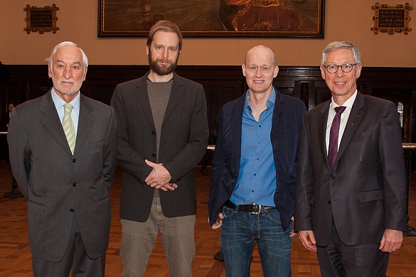 Bürgermeister & Kultursenator Dr. Carsten Sieling mit den beiden Preisträgern Arno Geiger (Unter der Drachenwand), Heinz Helle (Die Überwindung der Schwerkraft) und dem Vorsitzenden der Rudolf-Alexander-Schröder-Stiftung, Staatssekretär a.D. Michael Sieber.