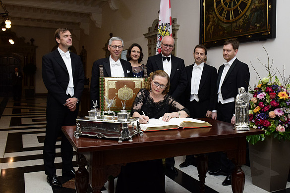 Eintrag in das Goldene Buch der Freien Hansestadt Bremen: Helen Zille, Premierministerin der Provinz Westkap (Südafrika), Dr. Martin Schäfer, deutscher Botschafter in Südafrika, Präsident des Senats und Bürgermeister Dr. Carsten Sieling, Alexia Sieling, Honorarkonsul Volker Schütte , AIRBUS-President Guillaume Faury und Ministerpräsident Michael Kretschmer