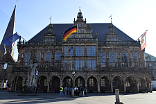 Das Rathaus mit Flaggen