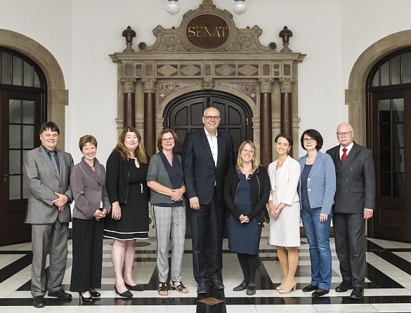 Senatoren von links: Senator Dietmar Strehl, Senatorin Dr. Claudia Schilling, Senatorin Anja Stahmann, Senatorin Kristina Voigt, Bürgermeister Dr. Andreas Bovenschulte, Bürgermeisterin Dr. Maike Schaefer, Senatorin Dr. Claudia Bogedan, Senatorin Claudia Bernhard, Senator Ulrich Mäurer; © Senatspressestelle