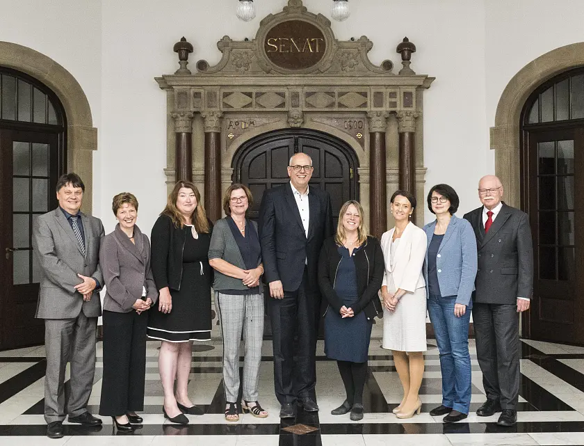 Senatoren von links: Senator Dietmar Strehl, Senatorin Dr. Claudia Schilling, Senatorin Anja Stahmann, Senatorin Kristina Voigt, Bürgermeister Dr. Andreas Bovenschulte, Bürgermeisterin Dr. Maike Schaefer, Senatorin Dr. Claudia Bogedan, Senatorin Claudia Bernhard, Senator Ulrich Mäurer.