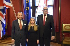 Bürgermeister Dr. Andreas Bovenschulte mit Hans-Christoph Enge (Bremen) und Doyenne Oksana Tarasyuk (Hamburg)