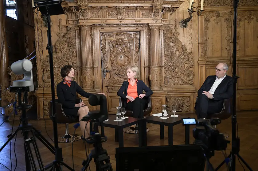 Gesprächsrunde statt gewohntem Neujahrsempfang: In der Oberen Halle diskutierten Bürgermeister Dr. Andreas Bovenschulte und Prof. Dr. Jutta Allmendinger über die gesellschaftlichen Folgen der Corona-Pandemie. Moderiert hat das Gespräch Gabi Bauer.