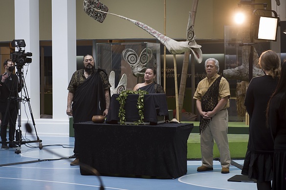 Mana Caceres, Kalehua Caceres und Edward Halealoha Ayau (Repäsentantin und Repräsentanten (Hui Iwi Kuamoo) des indigenen hawaiischen Volkes) beim rituellen hawaiischen Gebet am Anfang der Zeremonie.