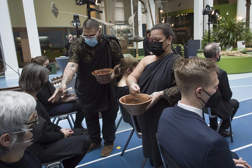 Mana Caceres und Kalehua Caceres beim pīkai (Reinigungsritual) zum Ende der Zeremonie.